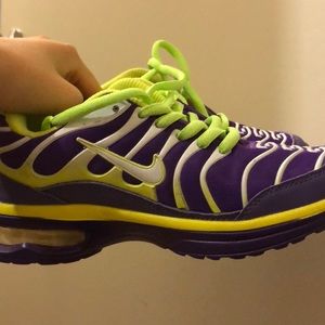 Nike shoes 👌 💯 authentic purple green retro